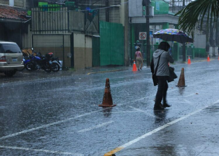 Pronostican lluvias y tormentas en zonas montañosas y costeras durante el domingo