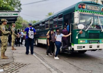 Verifican paradas y salida de buses para garantizar servicio y seguridad a los usuarios