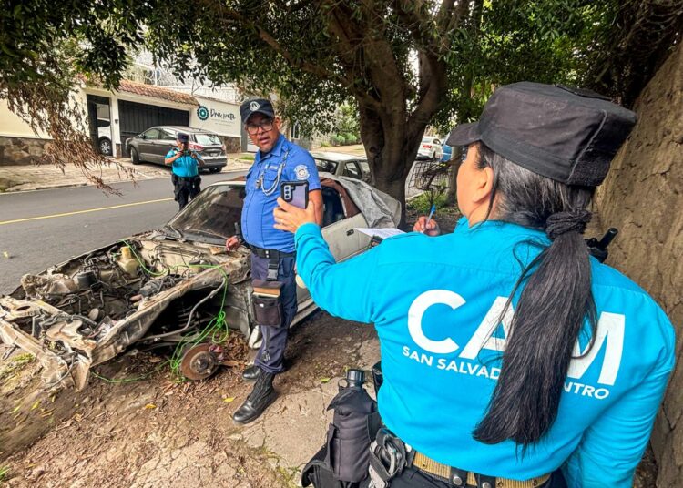 Alcaldía de San Salvador Centro notifica a dueños de vehículos abandonados qué deben retirarlos