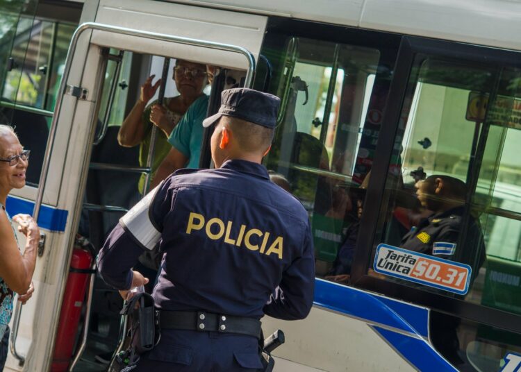 Despliegue nacional de la PNC asegura servicio gratuito y protección a usuarios del transporte