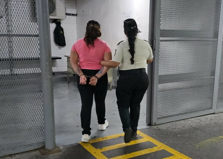 Sistema de solvencias alertó sobre orden de captura pendiente contra mujer denunciante