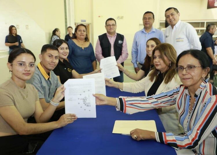 Cientos de personas logran empleo formal con «Firmas Por El Empleo»