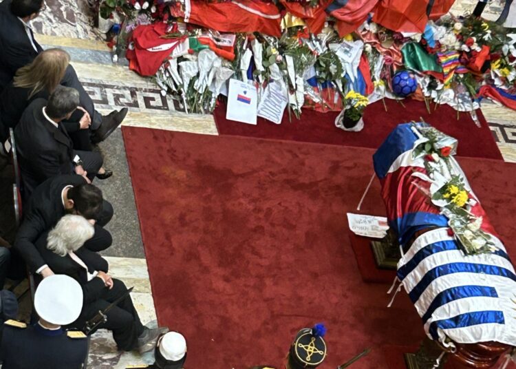 Presidente Orsi entrega el Pabellón Nacional a viuda de Mujica en nombre del pueblo uruguayo