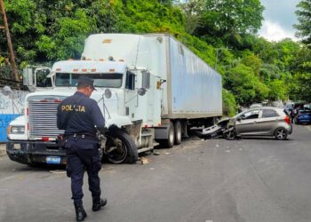 Accidente en San Marcos deja solo daños materiales tras colisión entre vehículo y furgón