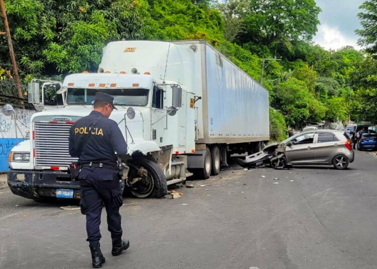 Accidente en San Marcos deja solo daños materiales tras colisión entre vehículo y furgón