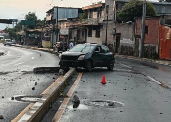 Atienden siniestro vial cerca del paso a desnivel de la 49 avenida sur