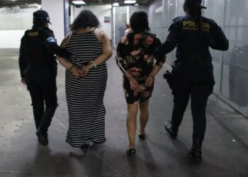 Mujeres detenidas con miles de quetzales en sus partes íntimas