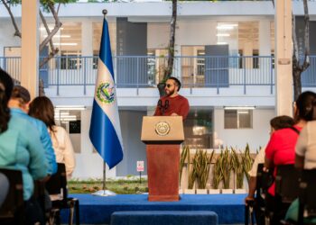 Presidente Bukele destaca entrega de computadoras e instalación de internet en Escuelas Públicas