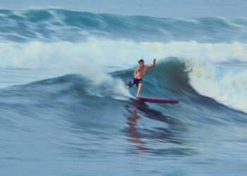 Oleaje provocado por tormentas en el Pacífico Sur amenaza con fuertes corrientes en la costa salvadoreña