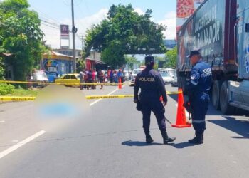 Ciclista muere tras incorporarse a la vía y ser atropellado en San Juan Opico