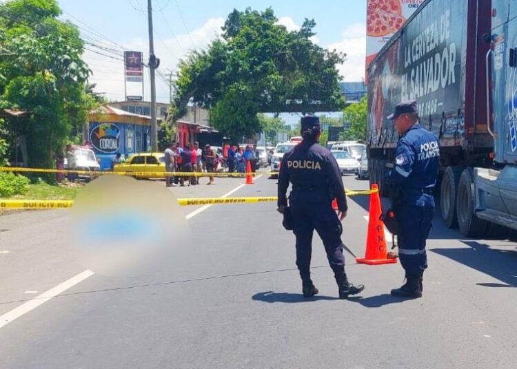 Ciclista muere tras incorporarse a la vía y ser atropellado en San Juan Opico