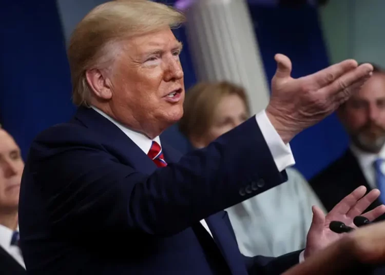 Trump firma decreto que pide a las farmacéuticas que bajen los precios de medicinas