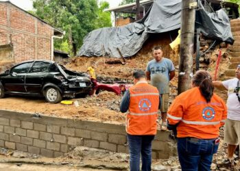 Un muro cayó sobre dos vehículos en San Francisco Gotera debido a fuertes lluvias