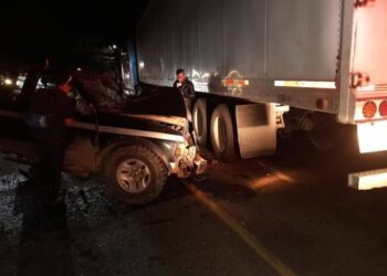 Pick up colisiona con tráiler en carretera del Litoral