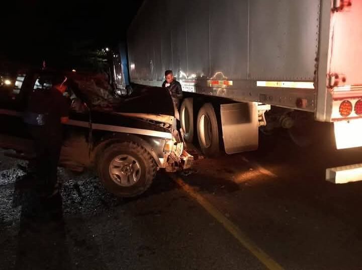 Pick up colisiona con tráiler en carretera del Litoral