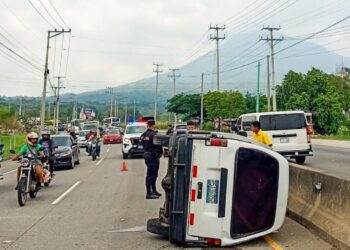 Conductor pierde el control tras invasión de carril en bulevar Constitución