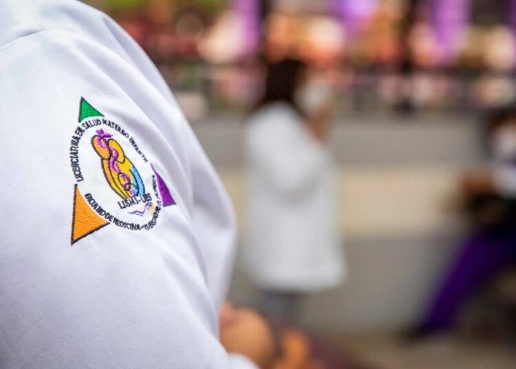 Gobierno y UES firman convenio; studiantes de medicina harán servicio social en jornadas de salud