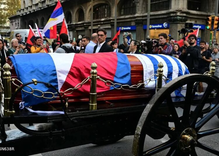 Una multitud rinde homenaje a “Pepe” Mujica en su último recorrido por Montevideo