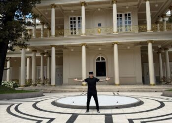 Artista mexicano expresó interés en invertir en el país, impresionado por su desarrollo turístico