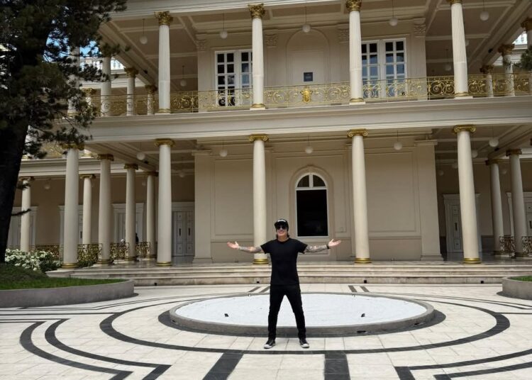 Artista mexicano expresó interés en invertir en el país, impresionado por su desarrollo turístico