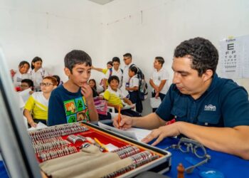 Comuna capitalina entrega gratis lentes a niños en Mejicanos