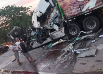 Accidente entre rastra y bus provoca caos vehicular en la carretera Litoral de Usulután