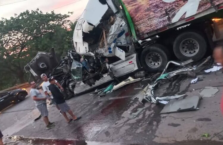 Accidente entre rastra y bus provoca caos vehicular en la carretera Litoral de Usulután