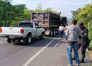 Choque entre pick-up y volqueta genera tráfico en Ciudad Arce