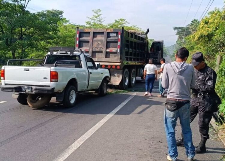 Choque entre pick-up y volqueta genera tráfico en Ciudad Arce