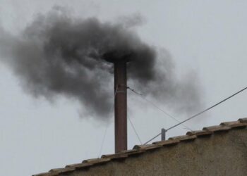 Humo negro en el primer conclave en El Vaticano