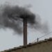 Humo negro en el primer conclave en El Vaticano