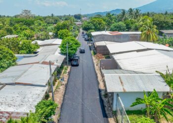 DOM realiza colocación de asfalto en calles de Santa Elena, Usulután