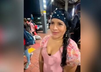 Hondureña se sorprende al conocer servicio de transporte gratis en El Salvador