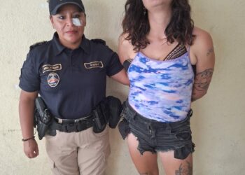 Detienen a mujer en Panajachel por escandalizar en la vía pública y agredir a una agente policial