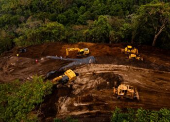 Ministerio de Obras Públicas avanza en la remoción de tierra en Los Chorros para reabrir el paso