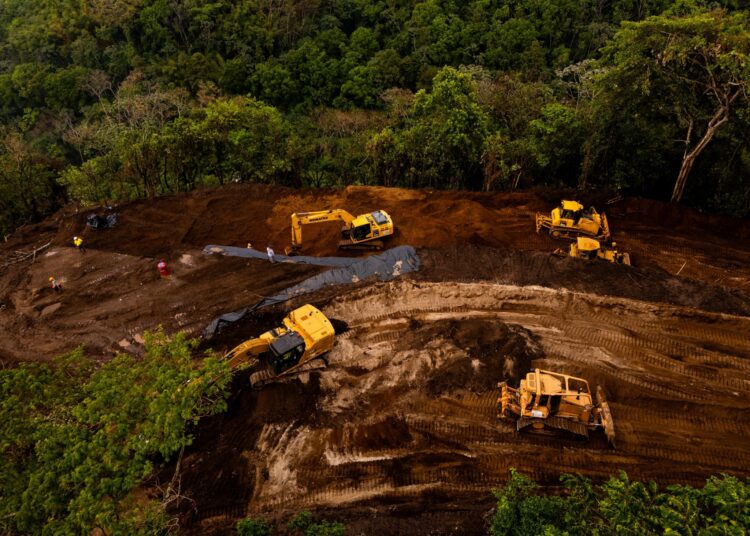 Ministerio de Obras Públicas avanza en la remoción de tierra en Los Chorros para reabrir el paso