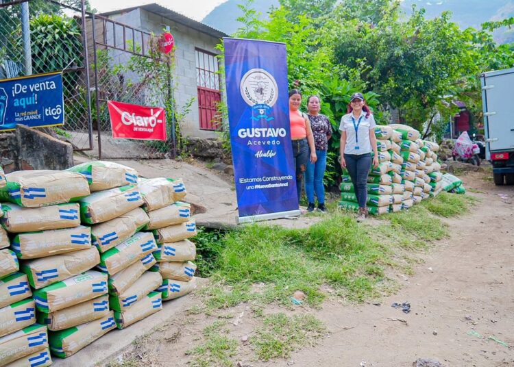 Alcaldía de Santa Ana entrega materiales de construcción a familias del cantón Zacarías
