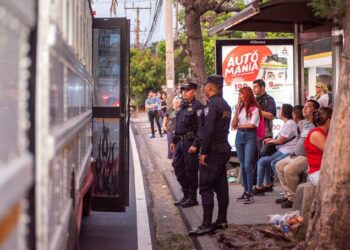 Policía monitorea paradas de buses en la alameda Manuel Enrique Araujo para garantizar retorno seguro