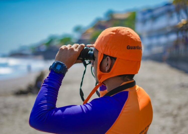 Guardavidas se mantienen desplegados en playas durante cierre del transporte gratuito