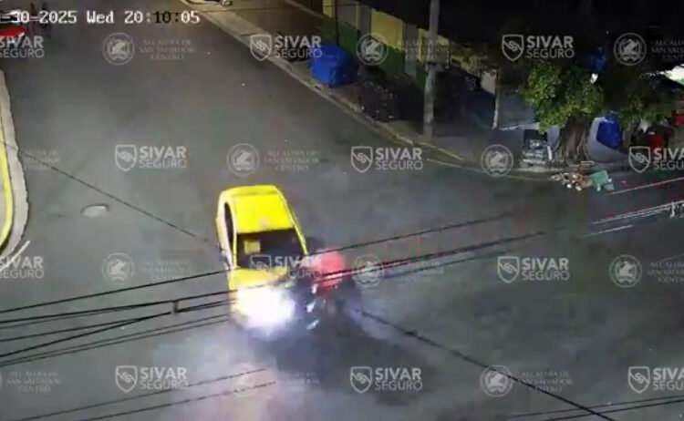 Irrespeto a las señales de tránsito provoca accidente en San Salvador