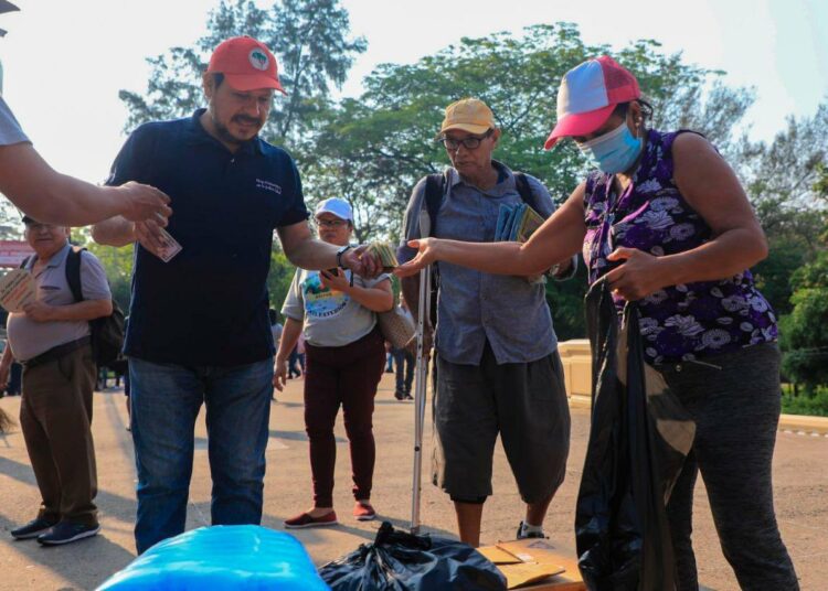 Entregan dinero a asistentes de marcha opositora del 1 de mayo
