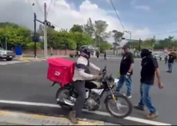 Encapuchados con armas contundentes bloquear paso a automovilistas