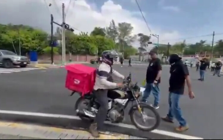 Encapuchados con armas contundentes bloquear paso a automovilistas