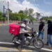 Encapuchados con armas contundentes bloquear paso a automovilistas