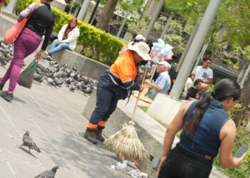 Limpian calles y aceras donde se concentraron participantes de marchas