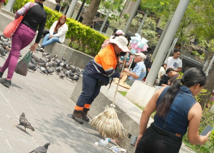 Limpian calles y aceras donde se concentraron participantes de marchas