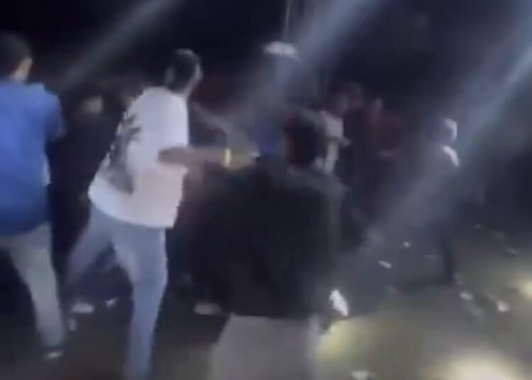 Jóvenes protagonizan pelea campal en fiestas de San Marcos