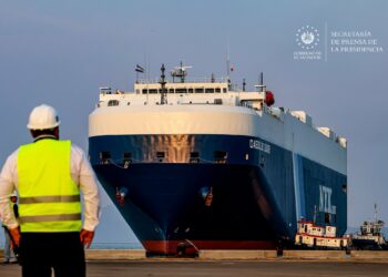 Atraca buque carrero en reactivado puerto de La Unión