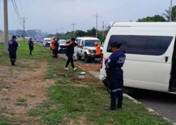 Transporte de estudiantes universitarios sufre accidente en carretera a Chalchuapa