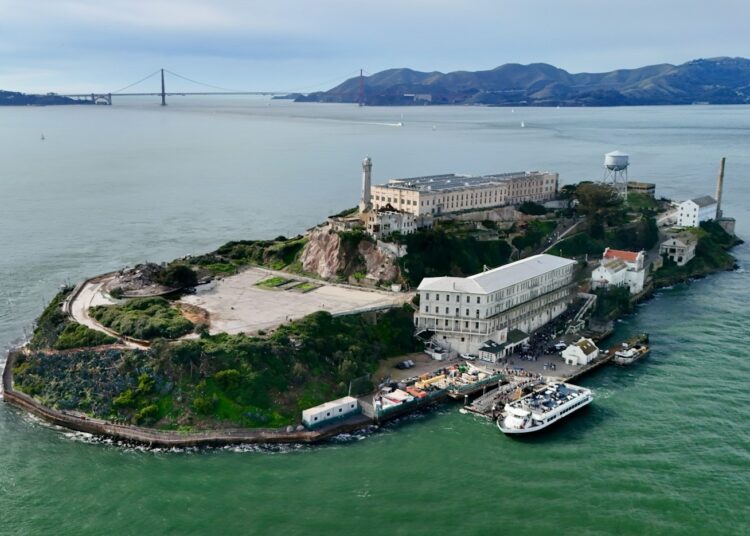 Presidente Trump propone habilitar prisión de Alcatraz y encarcelar a los delincuentes “más violentos de EEUU”